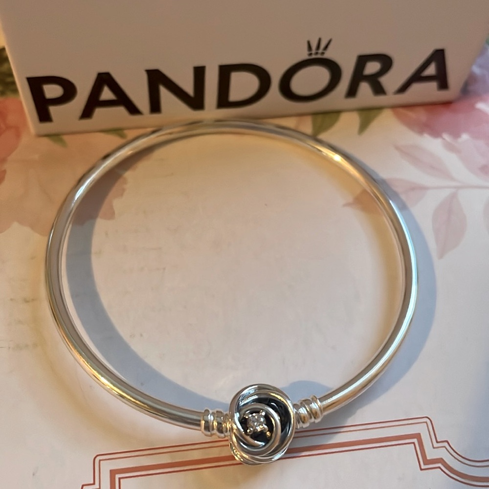 NEW Pandora Moments Encircled Clasp Bangle 7.5
